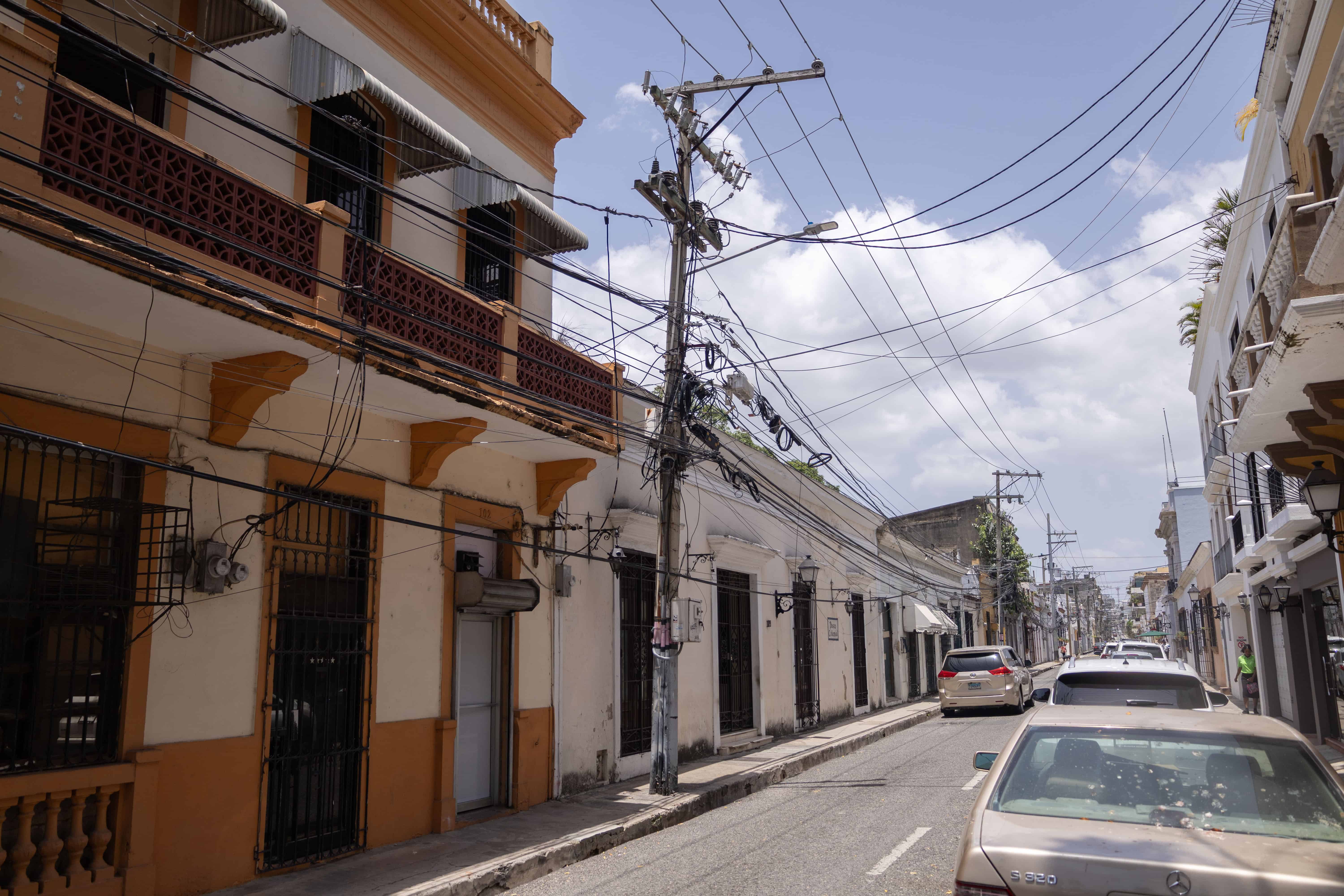 Algunas de las calles de la ciudad colonial donde no se cumpli&oacute; con la promesa de soterrar los cables
