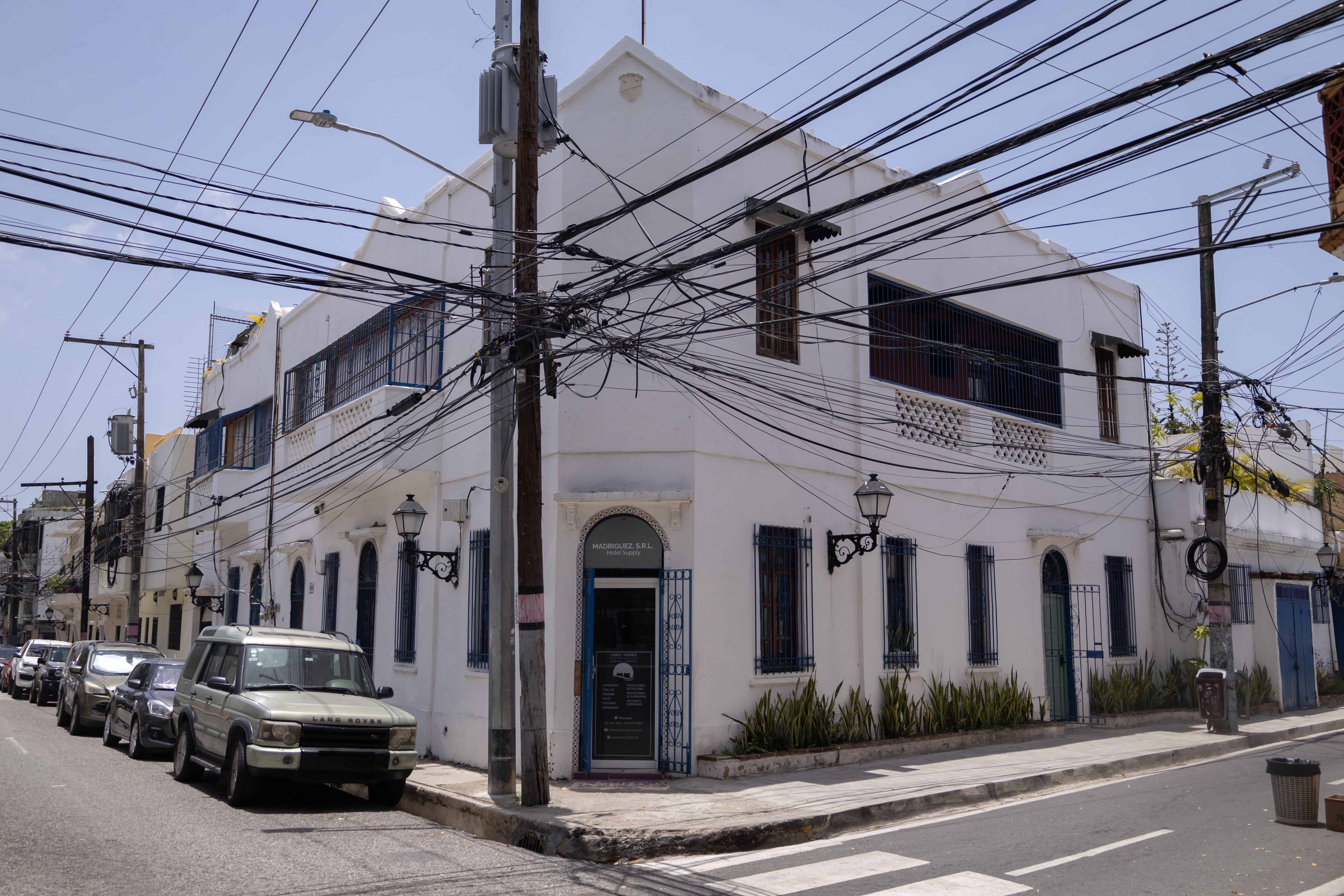 Algunas de las calles de la ciudad colonial donde no se cumpli&oacute; con la promesa de soterrar los cables
