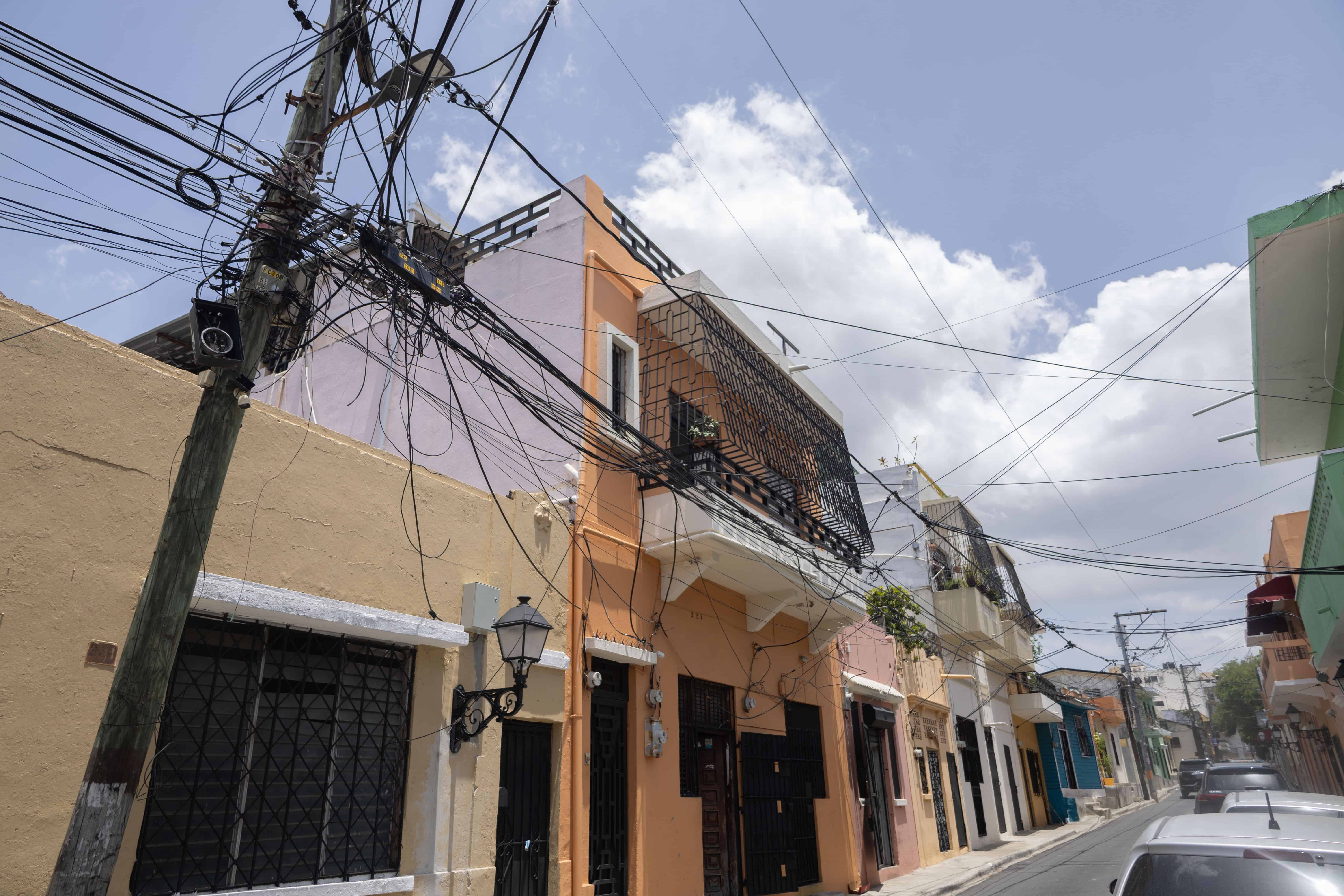 Algunas de las calles de la ciudad colonial donde no se cumpli&oacute; con la promesa de soterrar los cables