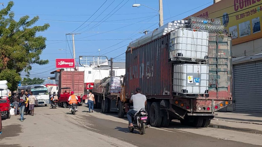 Denuncian en Dajabón que cargas destinadas a Haití terminan vendiéndose en RD Denuncian en Dajabón que cargas destinadas a Haití terminan vendiéndose en RD