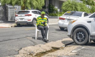 Bad&eacute;n destruido en Bella Vista pone en riesgo a conductores