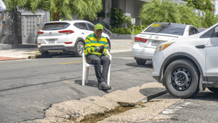 Bad&eacute;n destruido en Bella Vista pone en riesgo a conductores