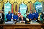 Trump ordena explorar vías comerciales para enviar humanos a Marte Trump ordena explorar vías comerciales para enviar humanos a Marte