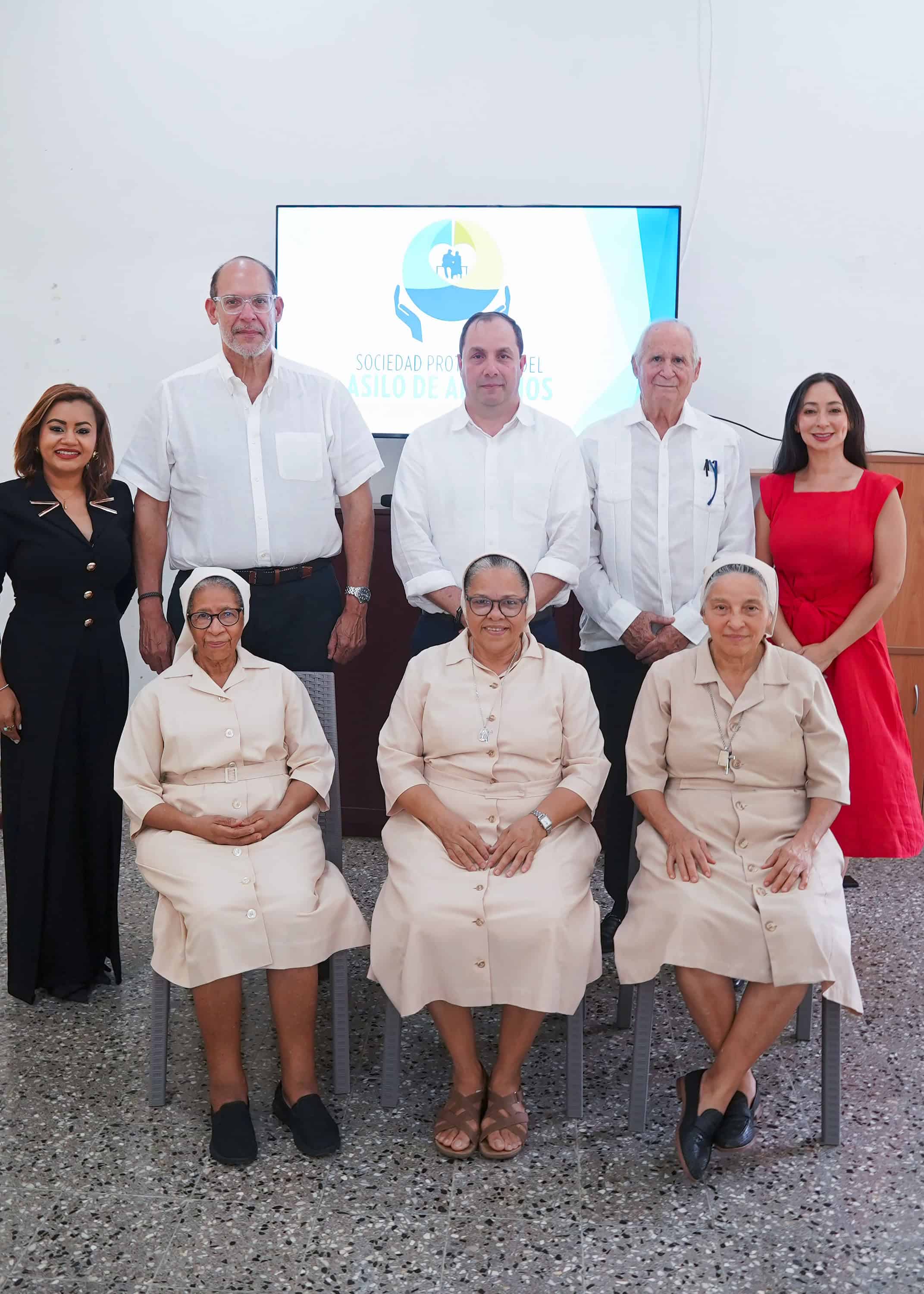 Directiva en trante junto a Hermanas de la Caridad.