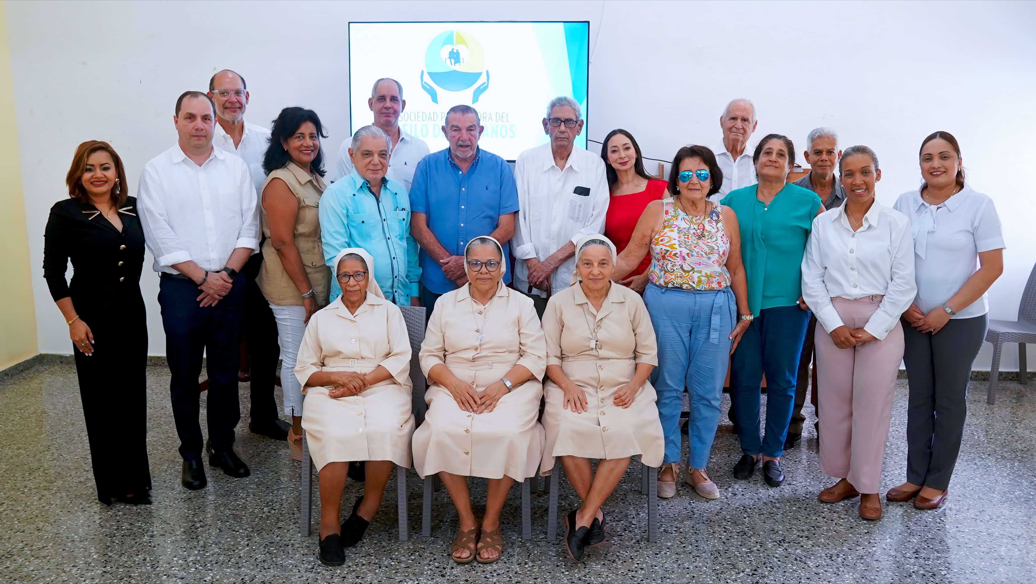 MIembros de directivas, hermanas e invitados al acto de presentación.