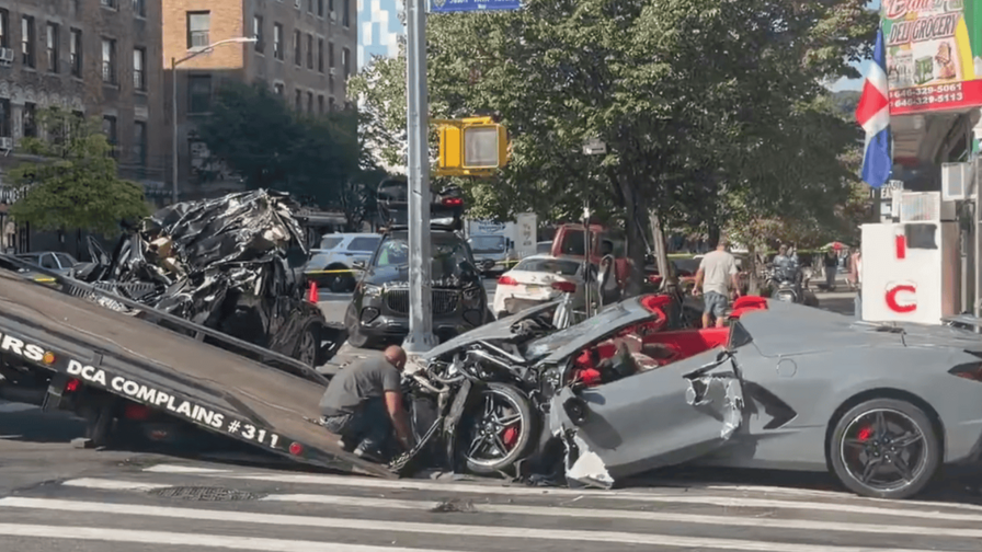 Aparatoso accidente en Inwood deja tres heridos; NYPD investiga posible carrera ilegal Aparatoso accidente en Inwood deja tres heridos; NYPD investiga posible carrera ilegal