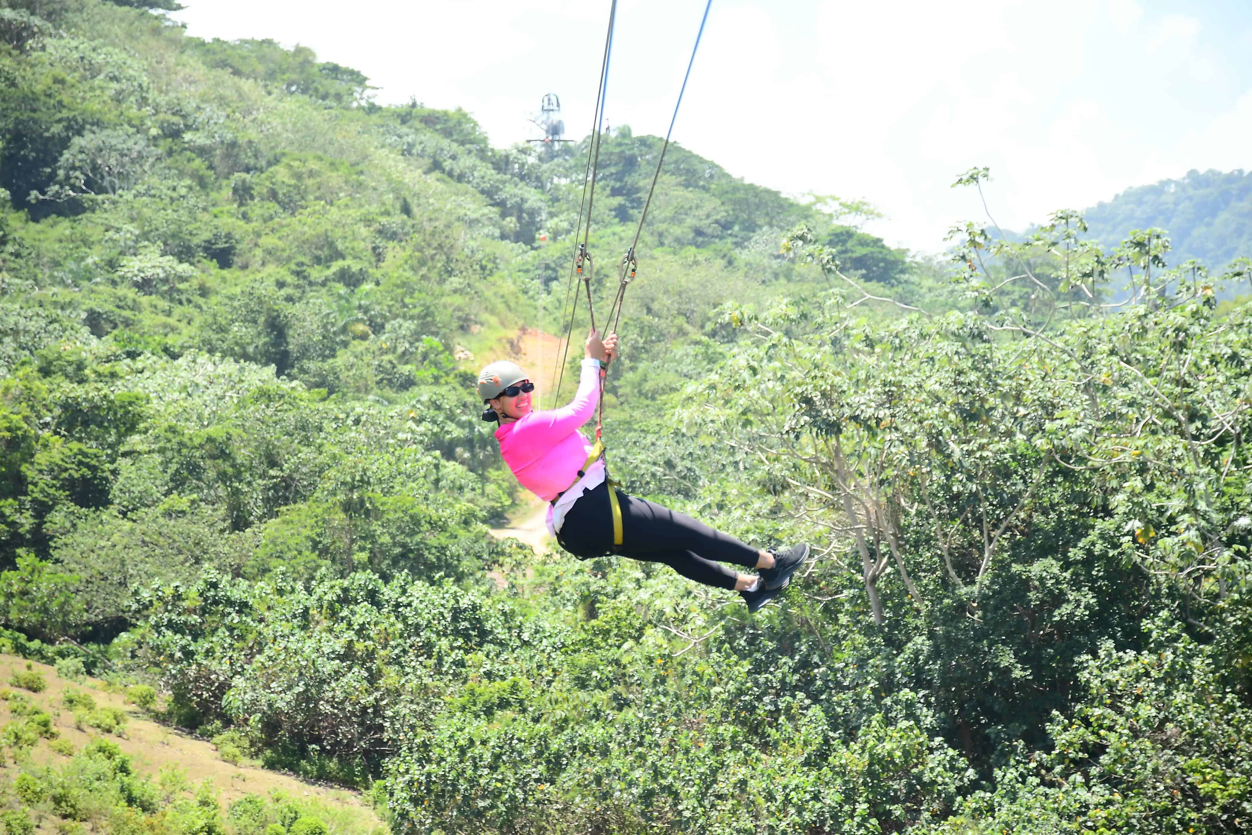 Los visitantes suben por la telesilla para comenzar el recorrido en el zipline. 