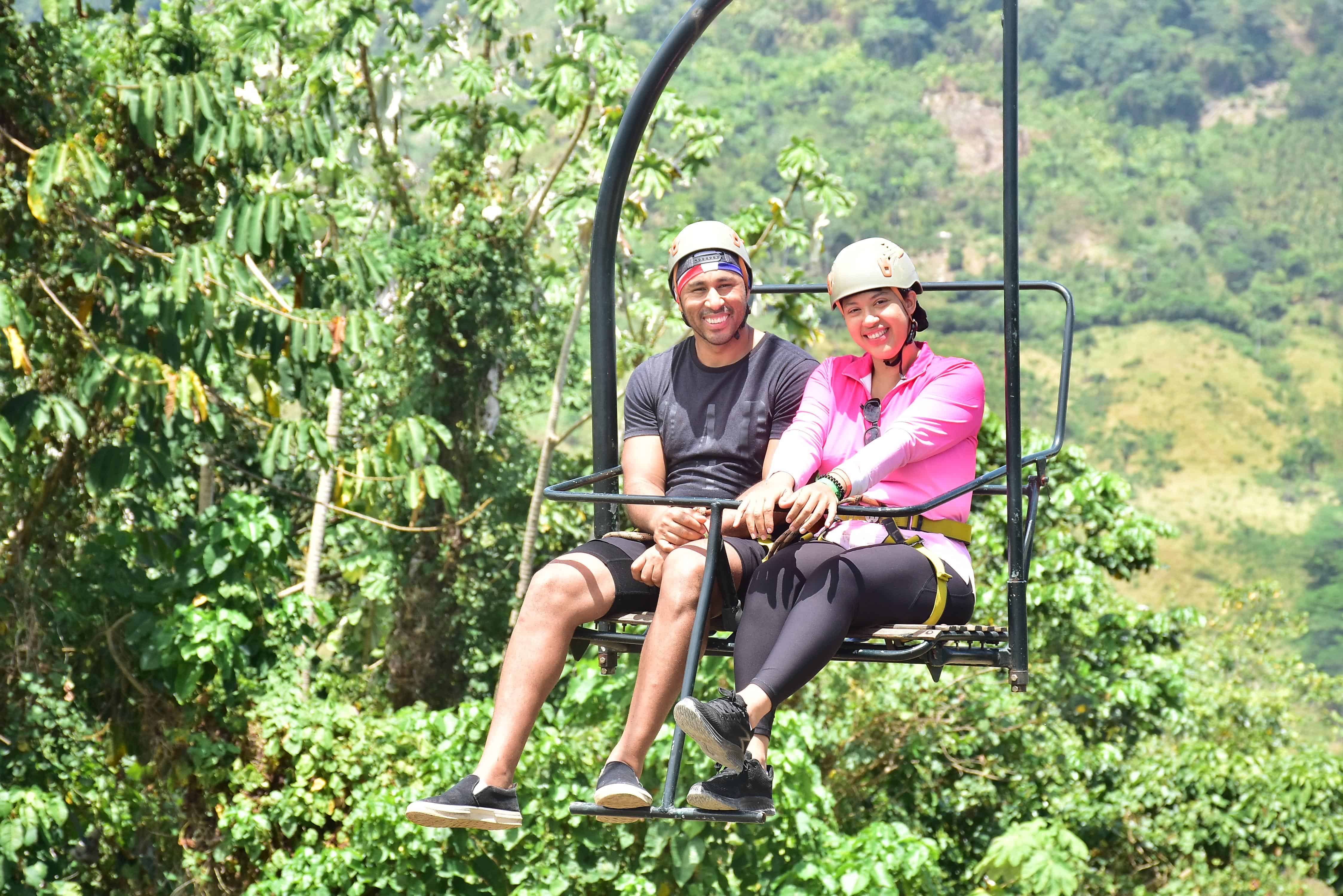 Los visitantes suben por la telesilla para comenzar el recorrido en el zipline.&nbsp;