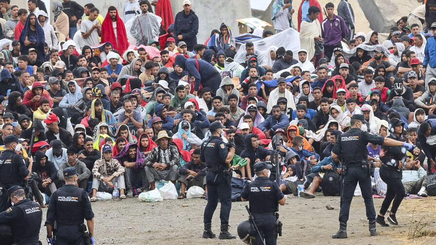 Policía española confirma que mafias trafican con migrantes de la entrada masiva a Ceuta Policía española confirma que mafias trafican con migrantes de la entrada masiva a Ceuta