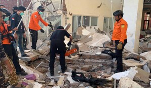 Ascienden a 83 los muertos en Indonesia casi una semana despu&eacute;s del terremoto en Flores