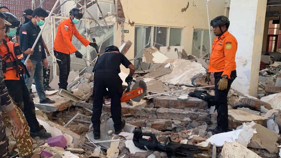 Ascienden a 83 los muertos en Indonesia casi una semana después del terremoto en Flores Ascienden a 83 los muertos en Indonesia casi una semana después del terremoto en Flores