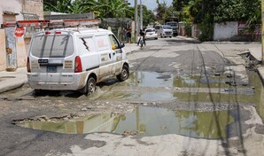 Moradores de Los Frailes II reclaman reconstrucci&oacute;n de bad&eacute;n y soluci&oacute;n al agua estancada