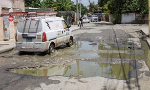 Moradores de Los Frailes II reclaman reconstrucci&oacute;n de bad&eacute;n y soluci&oacute;n al agua estancada