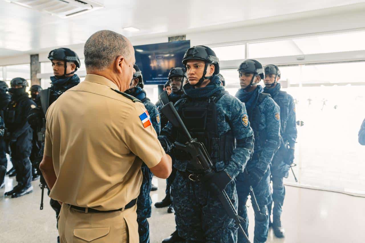 El ministro de Defensa, Carlos Fernández Onofre, despide a un militar.