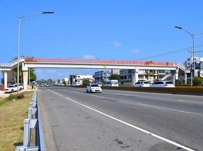Cierran tránsito en autopista Las Américas por desmonte de peatonal