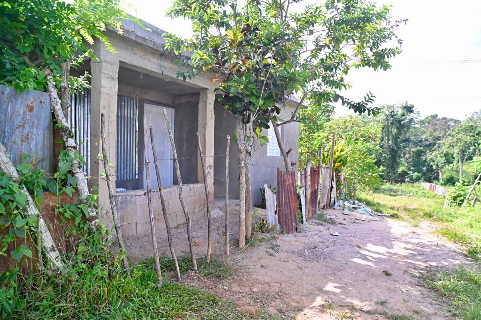 Vivienda en la comunidad La Colorada, en Yamasá, provincia Monte Plata, donde ocurrió el ataque que dejó a la joven muerta y a su madre herida.<br>