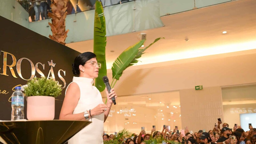 Ana Sim&oacute;  repleta los niveles de &Aacute;gora Mall con su conferencia Poderosas