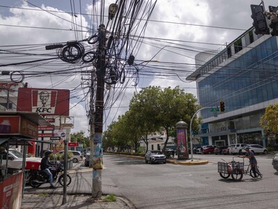 Cables se adueñan del paisaje en calles de Santo Domingo