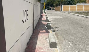 Muros en las aceras: la pol&eacute;mica soluci&oacute;n para protegerlas que cuestionan residentes de Sabana Larga