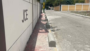 Muros en las aceras: la pol&eacute;mica soluci&oacute;n para protegerlas que cuestionan residentes de Sabana Larga
