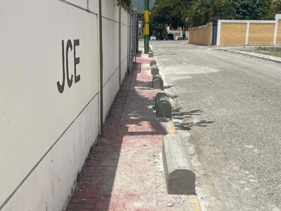 Protegen las aceras con muros, pero vecinos cuestionan la medida