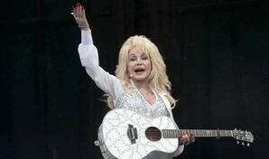Dolly Parton asegura que sigue trabajando mientras se recupera de sus problemas de salud