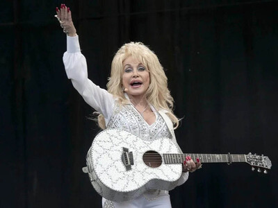 Dolly Parton asegura sigue trabajando mientras recupera su salud