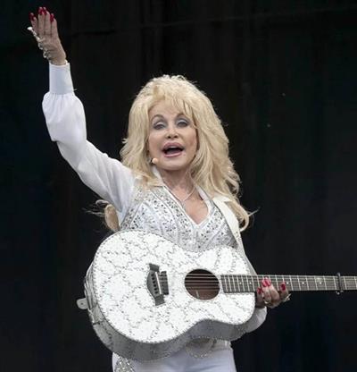 Dolly Parton asegura que sigue trabajando mientras se recupera de sus problemas de salud