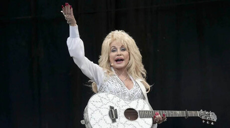 Dolly Parton asegura que sigue trabajando mientras se recupera de sus problemas de salud