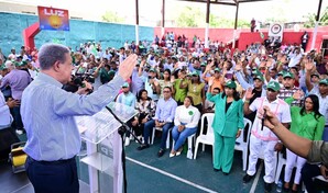 Fuerza del Pueblo juramenta a 300 personas, incluida vicealcaldesa del PRM, en Los Alcarrizos
