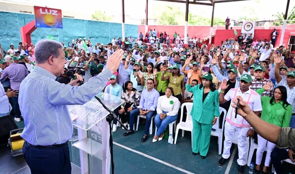 Fuerza del Pueblo juramenta a 300 personas, incluida vicealcaldesa del PRM, en Los Alcarrizos