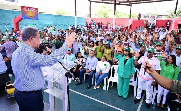 Fuerza del Pueblo juramenta a 300 personas, incluida vicealcaldesa del PRM, en Los Alcarrizos