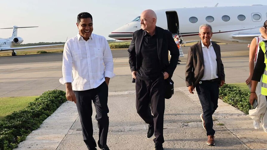 Kelvin Cruz recibe a Infantino y al presidente de la Concacaf a su llegada a República Dominicana Kelvin Cruz recibe a Infantino y al presidente de la Concacaf a su llegada a República Dominicana