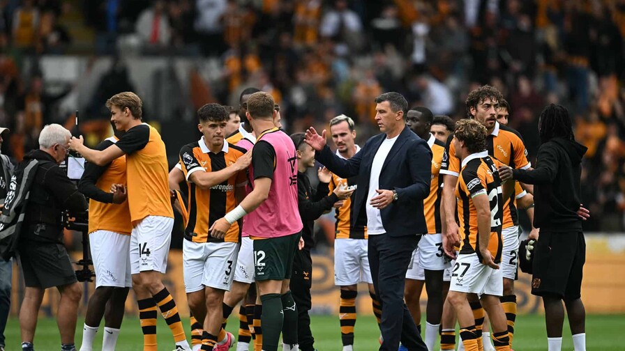 Manchester United resbala de entrada ante el reci&eacute;n ascendido Hull