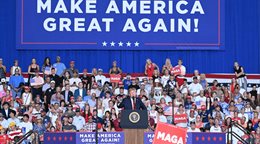 Expulsan a manifestantes con consignas contra la pedofilia de mitin de Trump