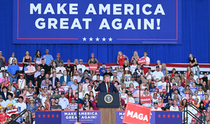 Expulsan a manifestantes con consignas contra la pedofilia de mitin de Trump