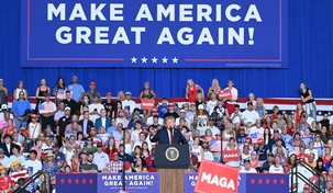 Expulsan a manifestantes con consignas contra la pedofilia de mitin de Trump