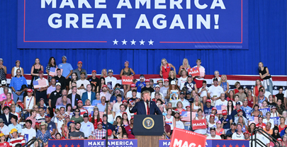 Expulsan a manifestantes con consignas contra la pedofilia de mitin de Trump