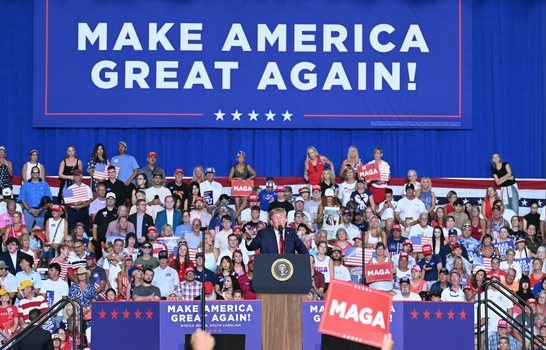 Expulsan a manifestantes con consignas contra la pedofilia de mitin de Trump