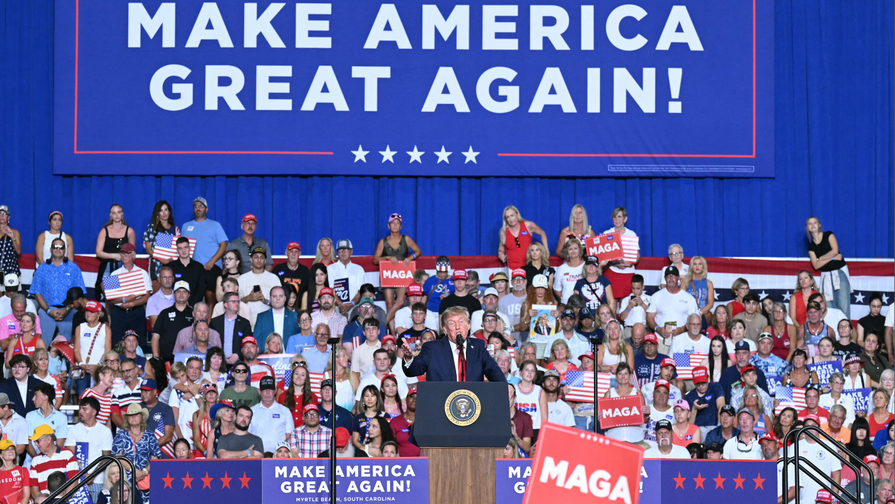 Expulsan a manifestantes con consignas contra la pedofilia de mitin de Trump Expulsan a manifestantes con consignas contra la pedofilia de mitin de Trump