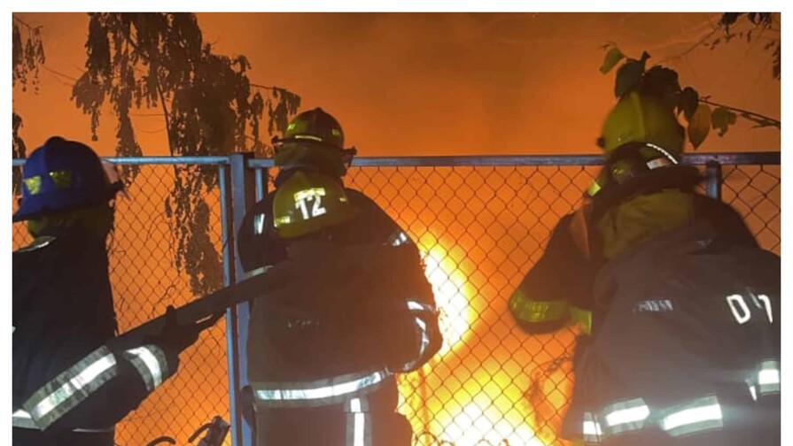 Se produce incendio próximo a planta de GLP; bomberos evitan que llamas se propaguen a la envasadora Se produce incendio próximo a planta de GLP; bomberos evitan que llamas se propaguen a la envasadora