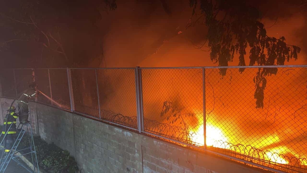 Fotos del incendio cedidas por El Cuerpo de Bomberos de Santiago.