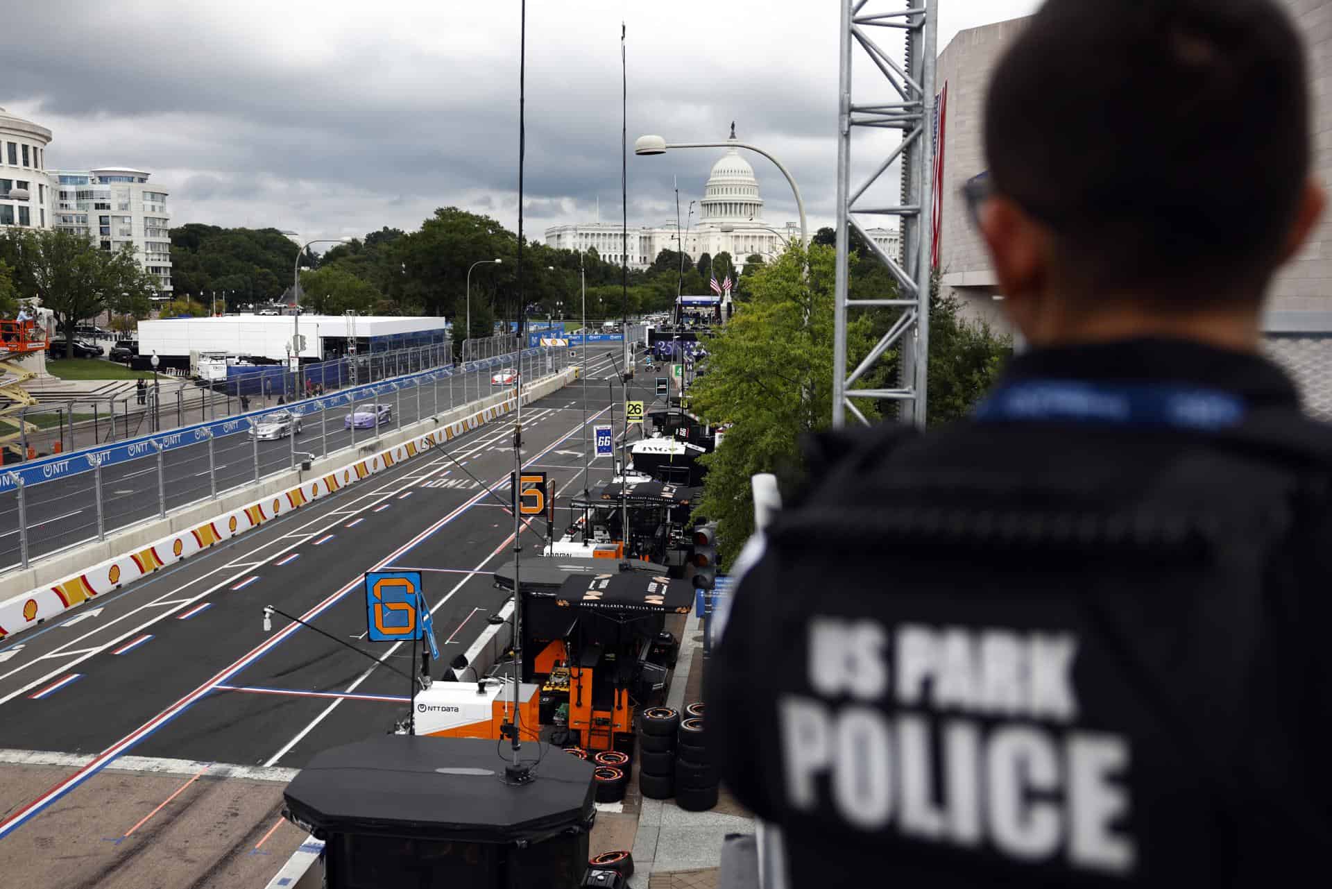 Un agente de la Policía de Parques de EE. UU. observa la pista de carreras Freedom 250 con vista a la Avenida Pennsylvania en Washington D. C., EE. UU., el 22 de agosto de 2026.