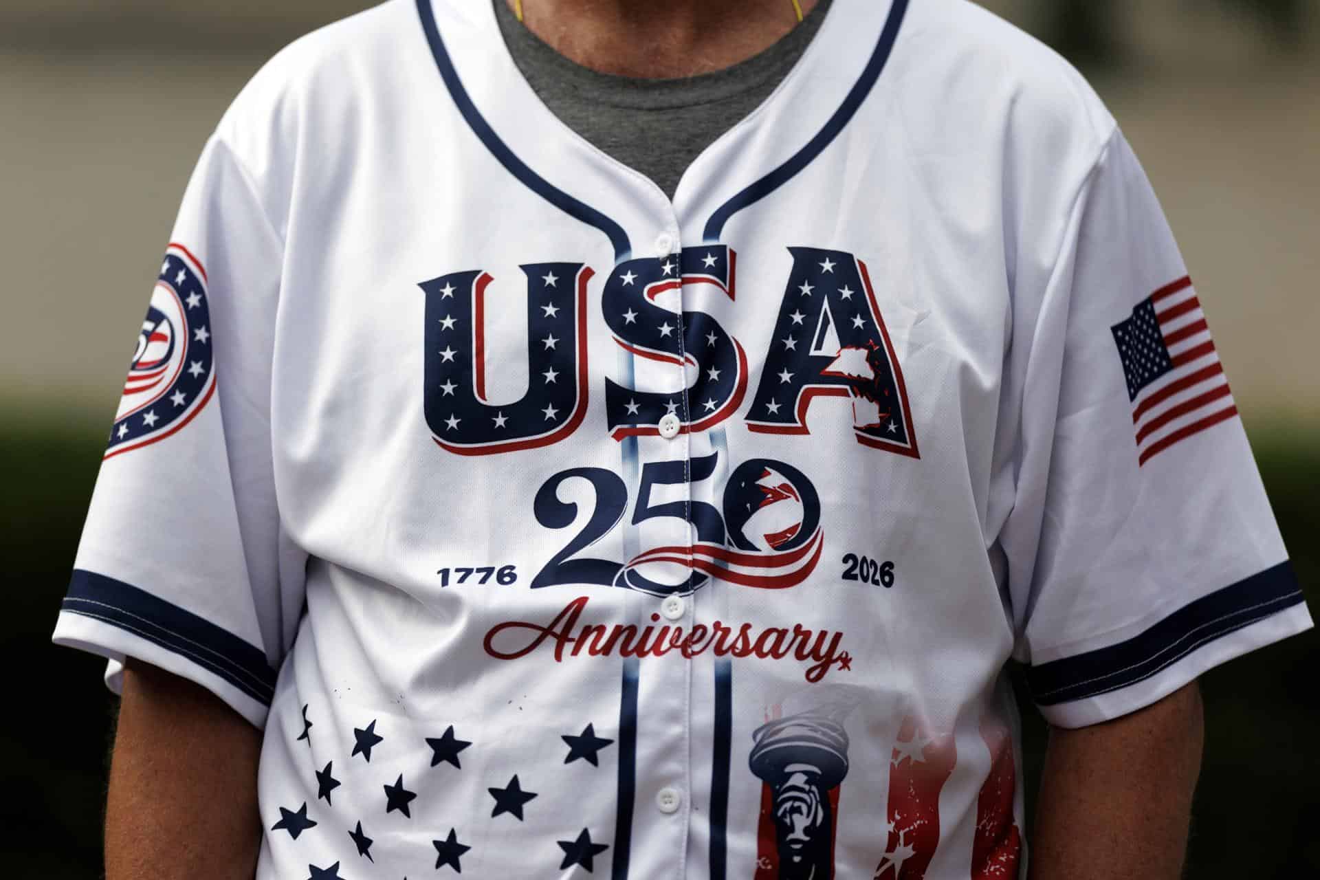 Un espectador observa la sesión de clasificación del Gran Premio Freedom 250 en Washington, D.C., EE. UU., el 22 de agosto de 2026.<br>