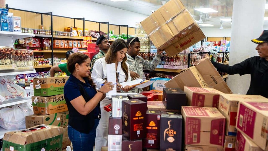 Autoridades incautan mercancías ilícitas valoradas en RD$19.4 millones en Villa Consuelo Autoridades incautan mercancías ilícitas valoradas en RD$19.4 millones en Villa Consuelo