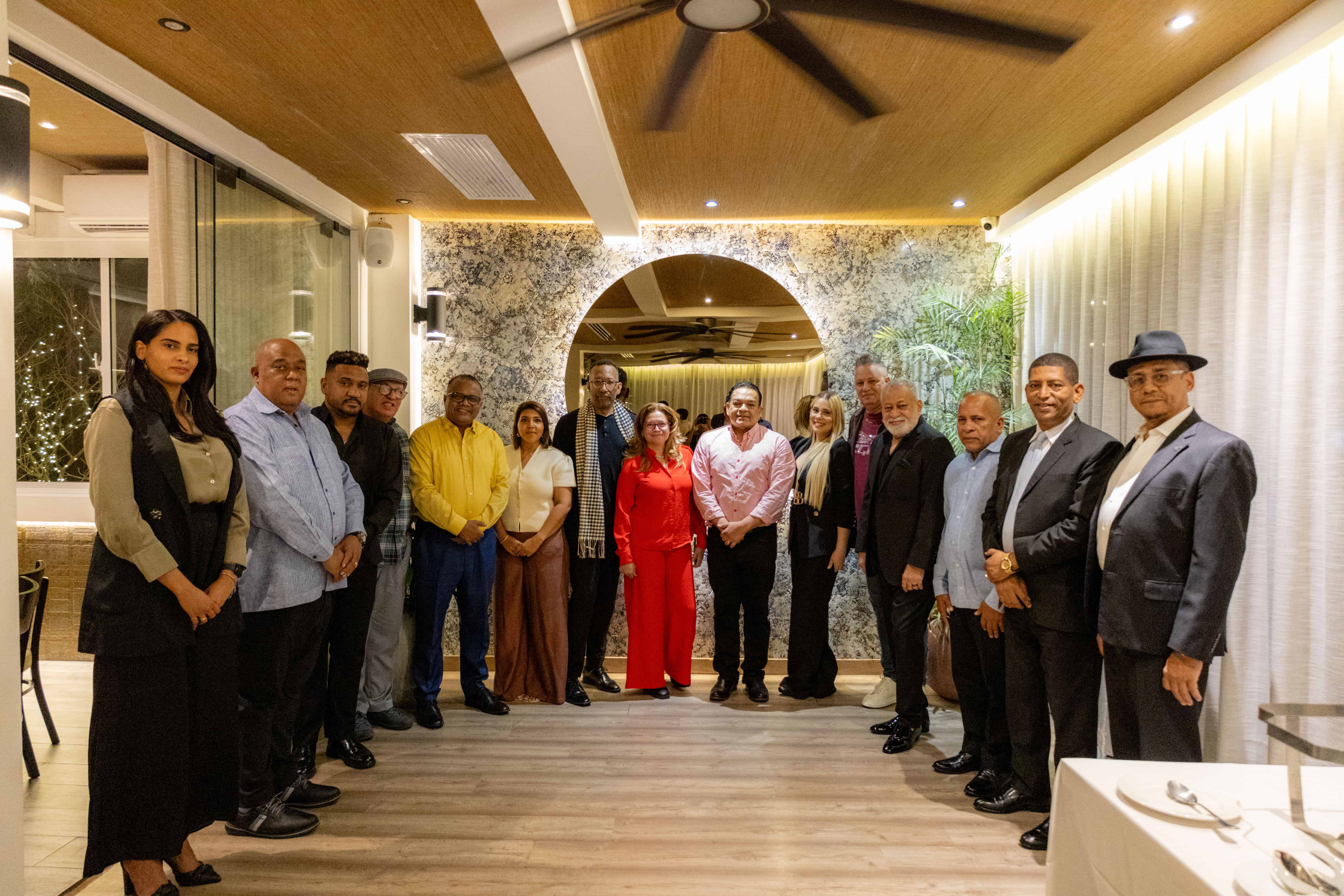 Representantes del sector del derecho de autor en la República Dominicana durante la celebración del 26 aniversario de la Ley 65-00, en un encuentro realizado en un restaurante del Distrito Nacional.