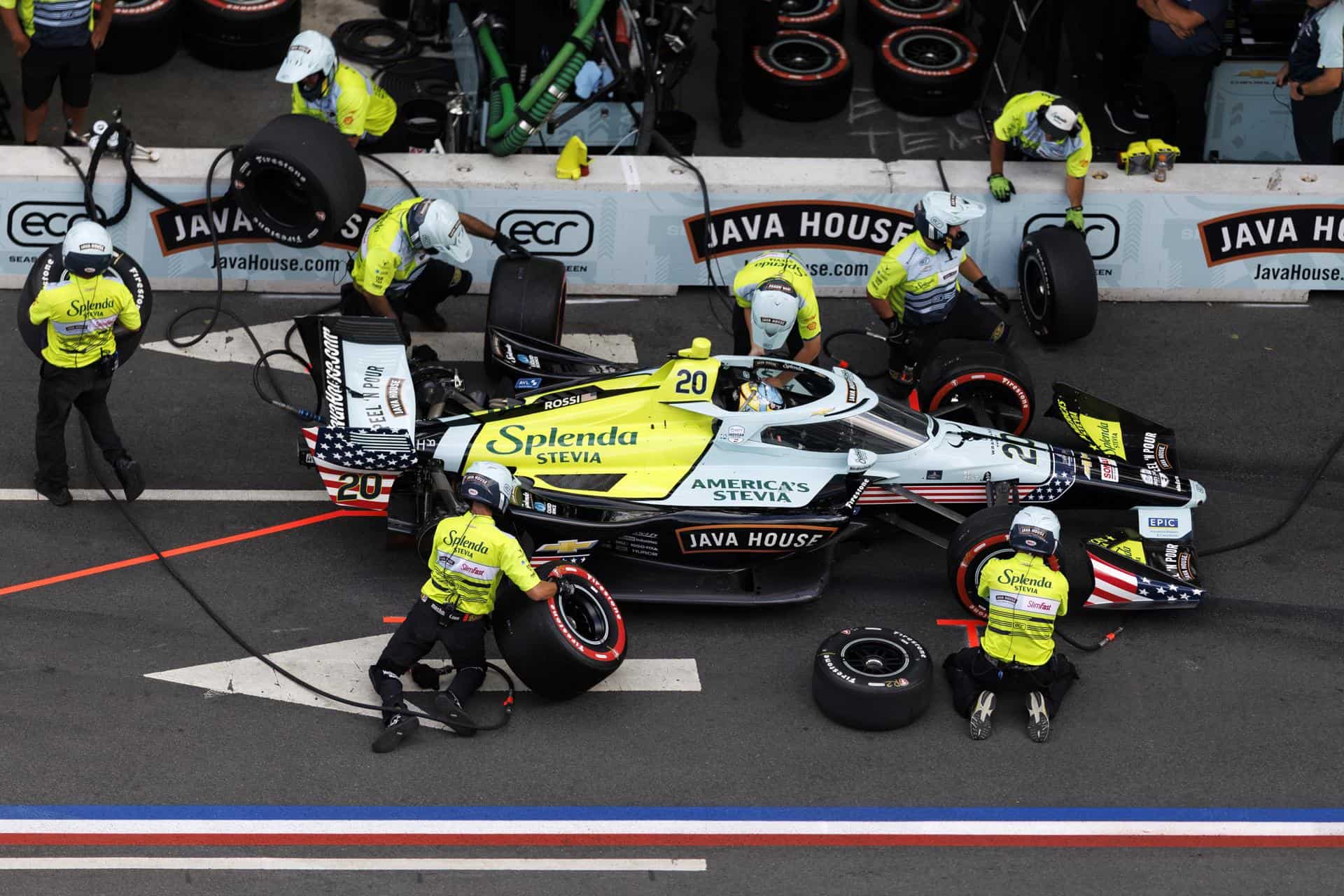 Mecánicos trabajan en el coche de Alexander Rossi, del equipo Ed Carpenter Racing, en el pit lane durante la sesión de clasificación para el Gran Premio Freedom 250 en Washington, D.C., EE. UU., el 22 de agosto de 2026.