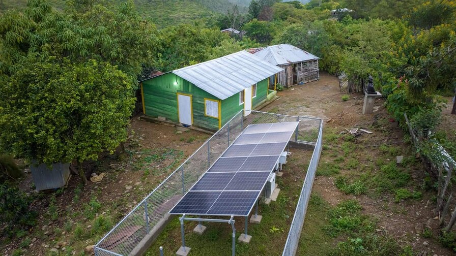 El Gobierno lleva energía eléctrica  a ocho comunidades montañosas de Pedro Santana