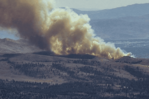 Incendio forestal se acerca de ciudad de Nevada y obliga a evacuar a miles de residentes