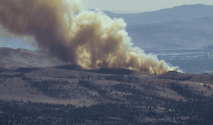 Incendio forestal se acerca de ciudad de Nevada y obliga a evacuar a miles de residentes